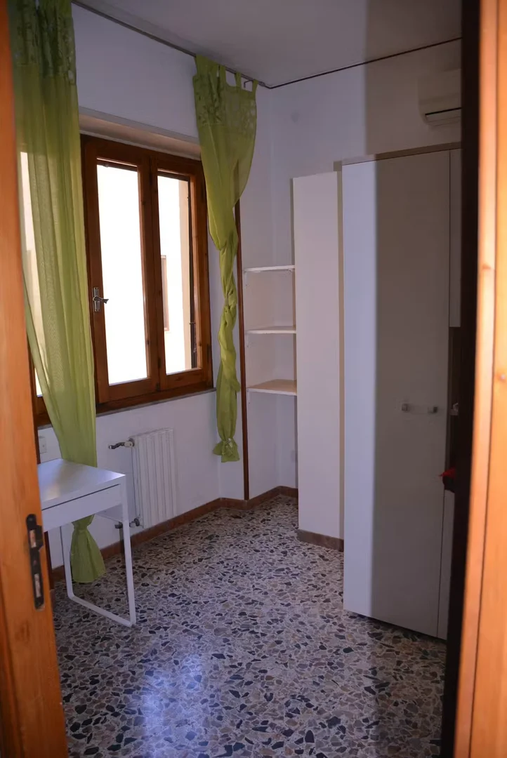Stanza economica per studenti con ampia illuminazione in 