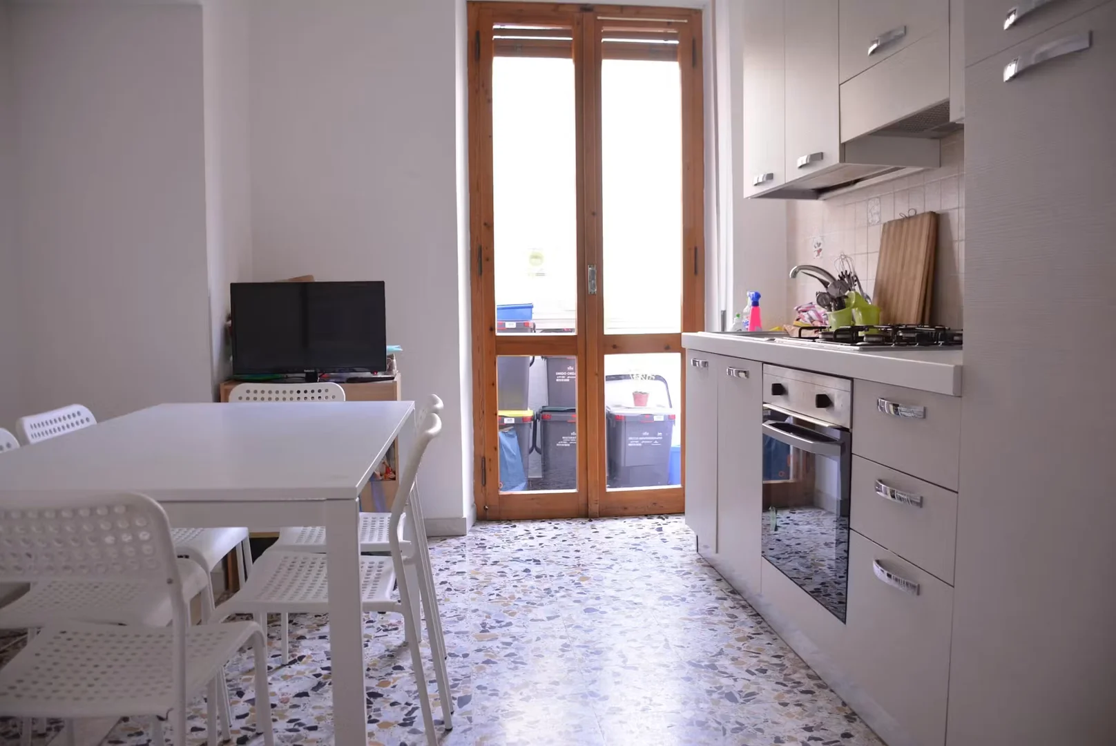 Stanza economica per studenti con ampia illuminazione in 