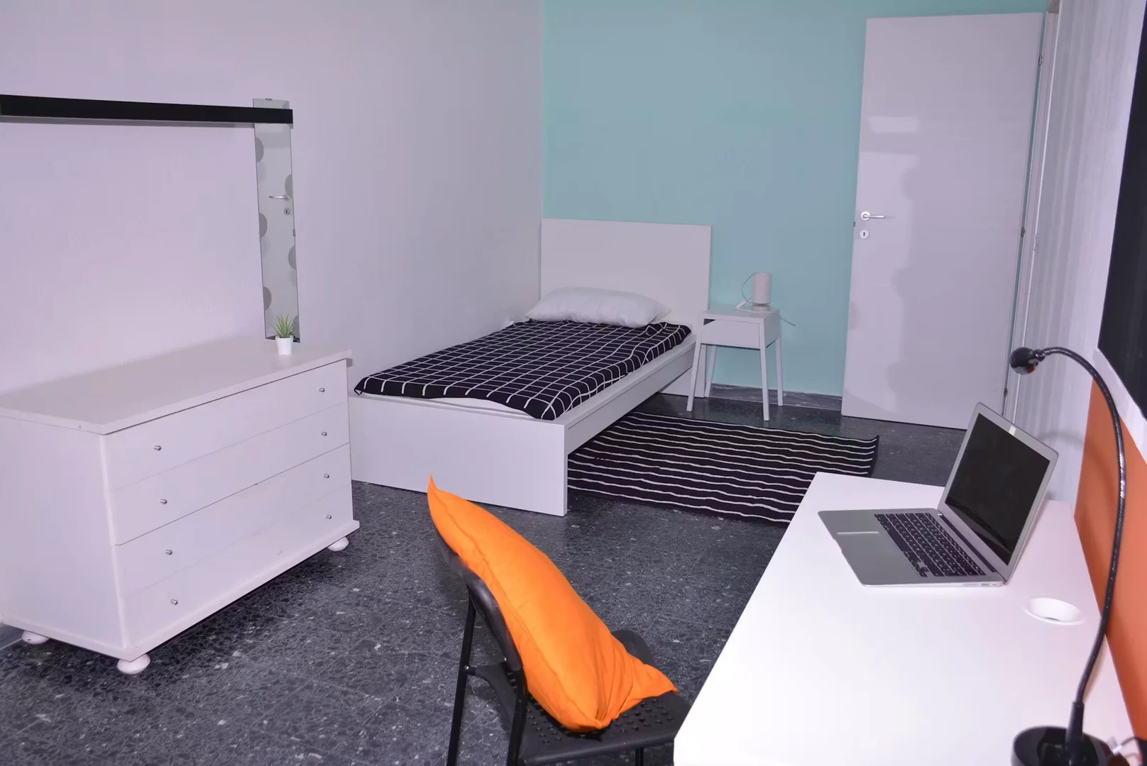 Stanza economica per studenti con ampia illuminazione in 