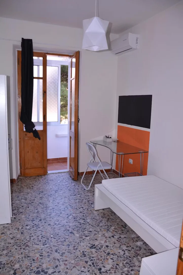 Comfortable and spacious student room in 