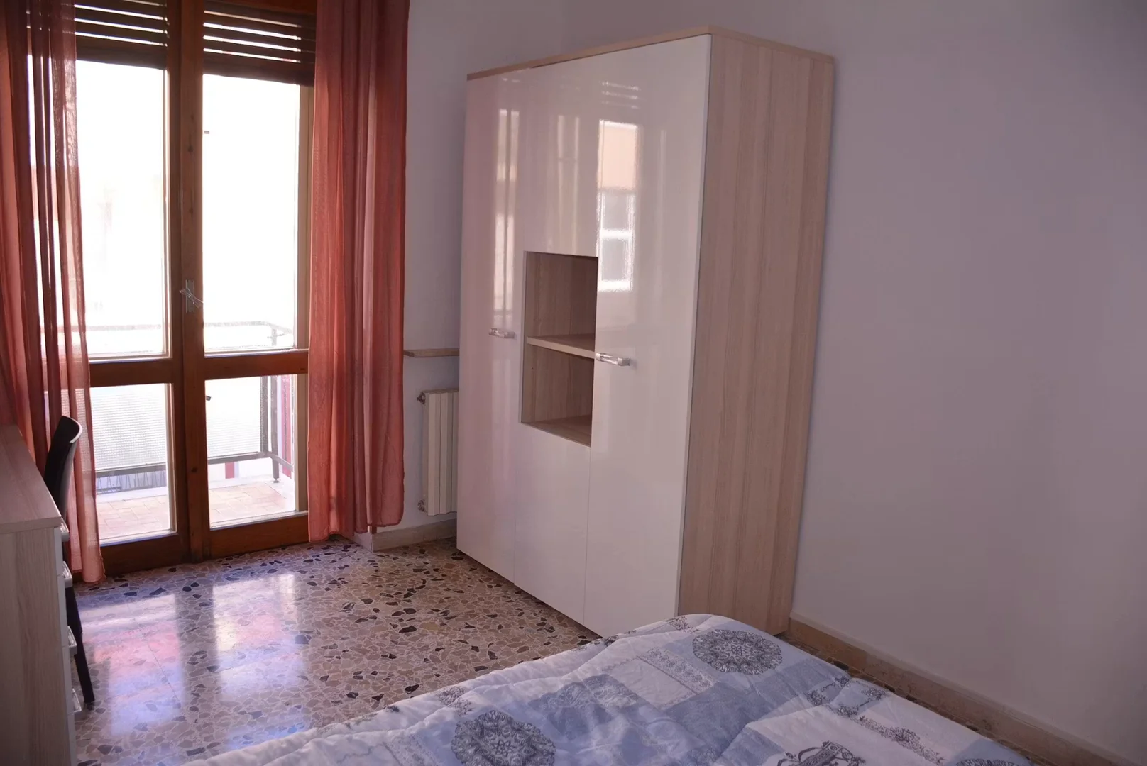 'da öğrenciler için yeterli aydınlatmaya sahip uygun fiyatlı oda