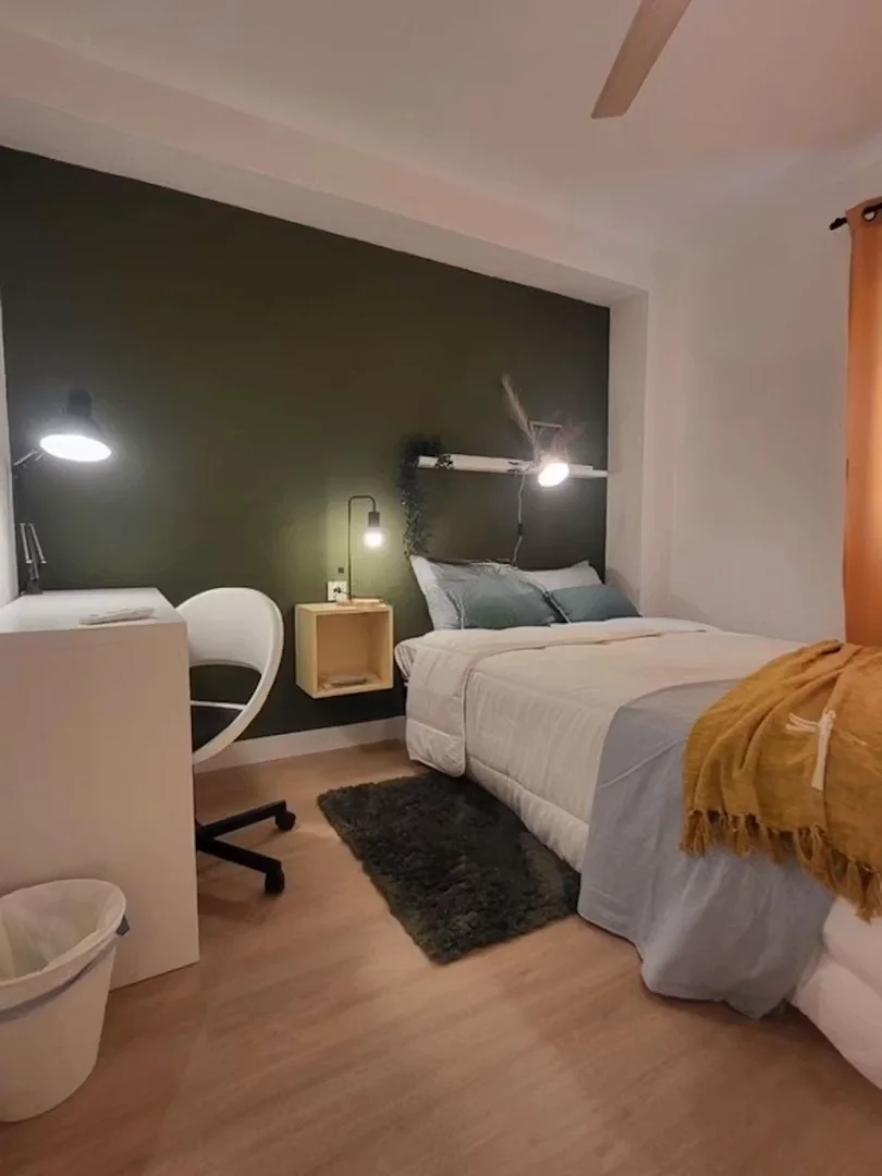 Chambre confortable pour étudiants disponible dans