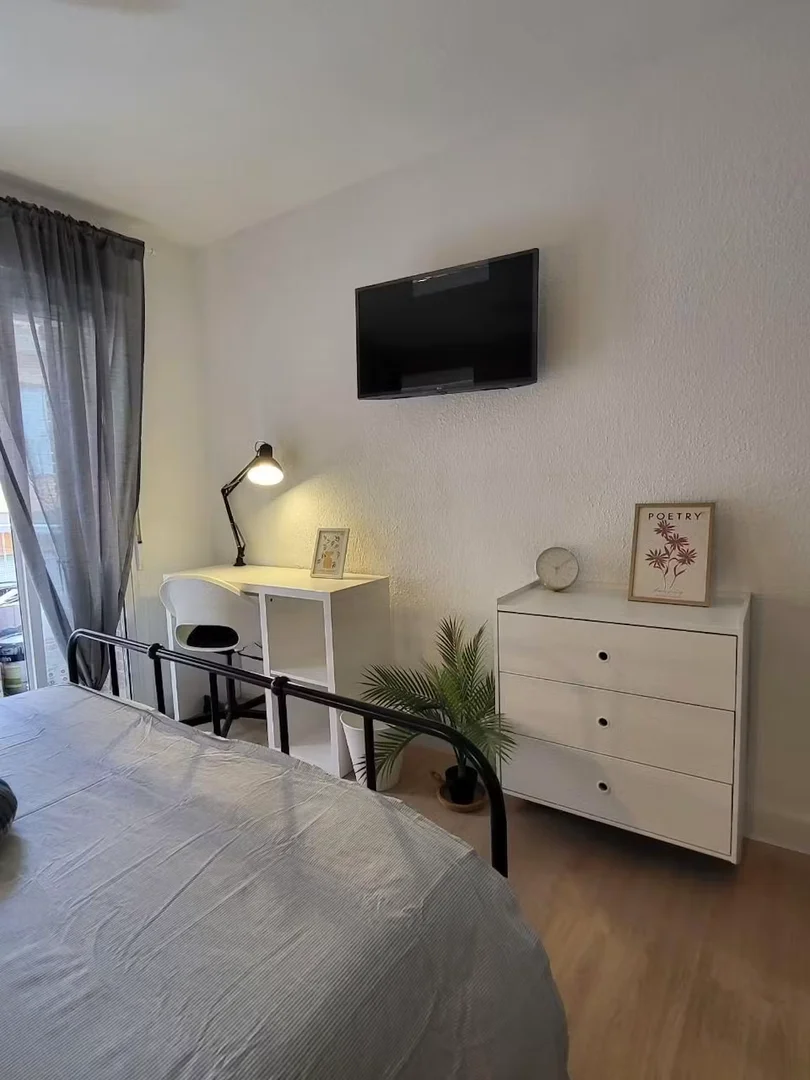 Chambre abordable pour les étudiants avec un bon éclairage dans