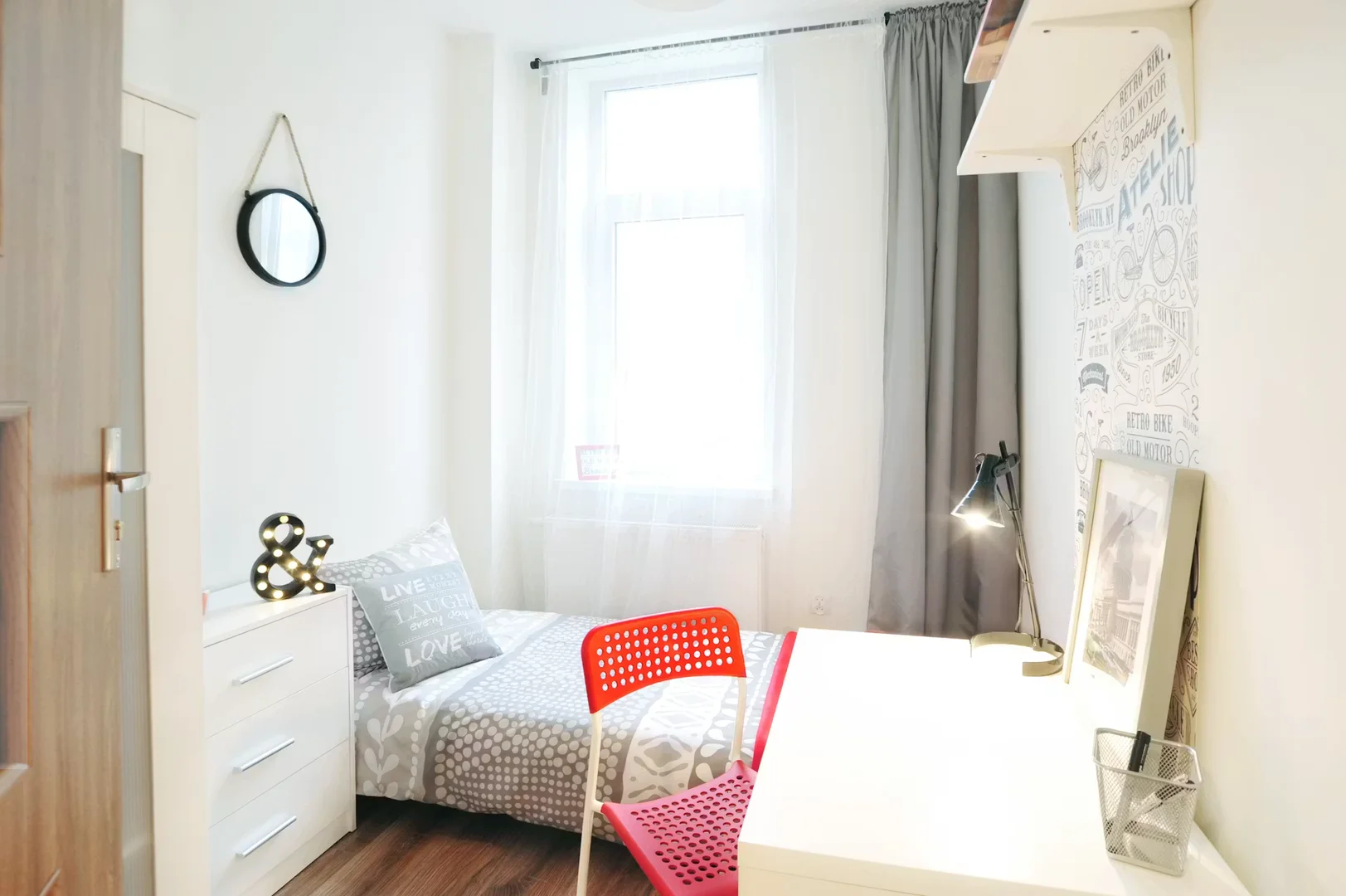 Habitación estudiantil funcional perfecta para estudiar en 