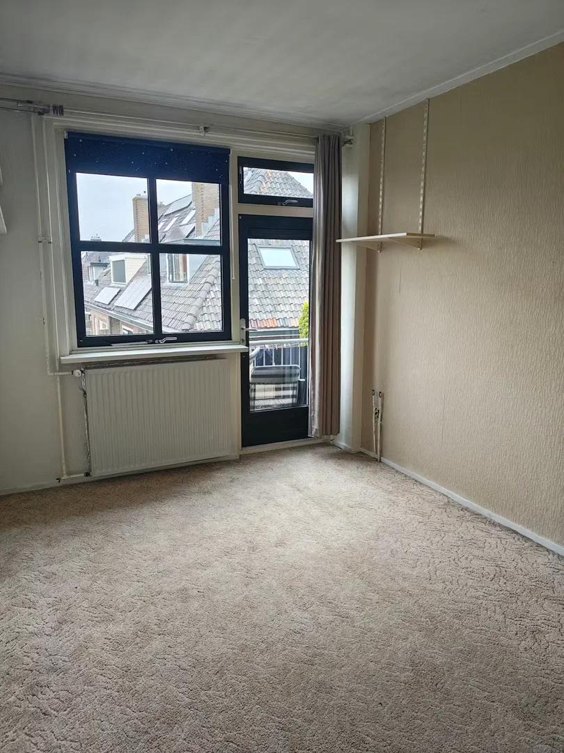 Quarto de estudante luminoso e arejado com acesso fácil à universidade em 
