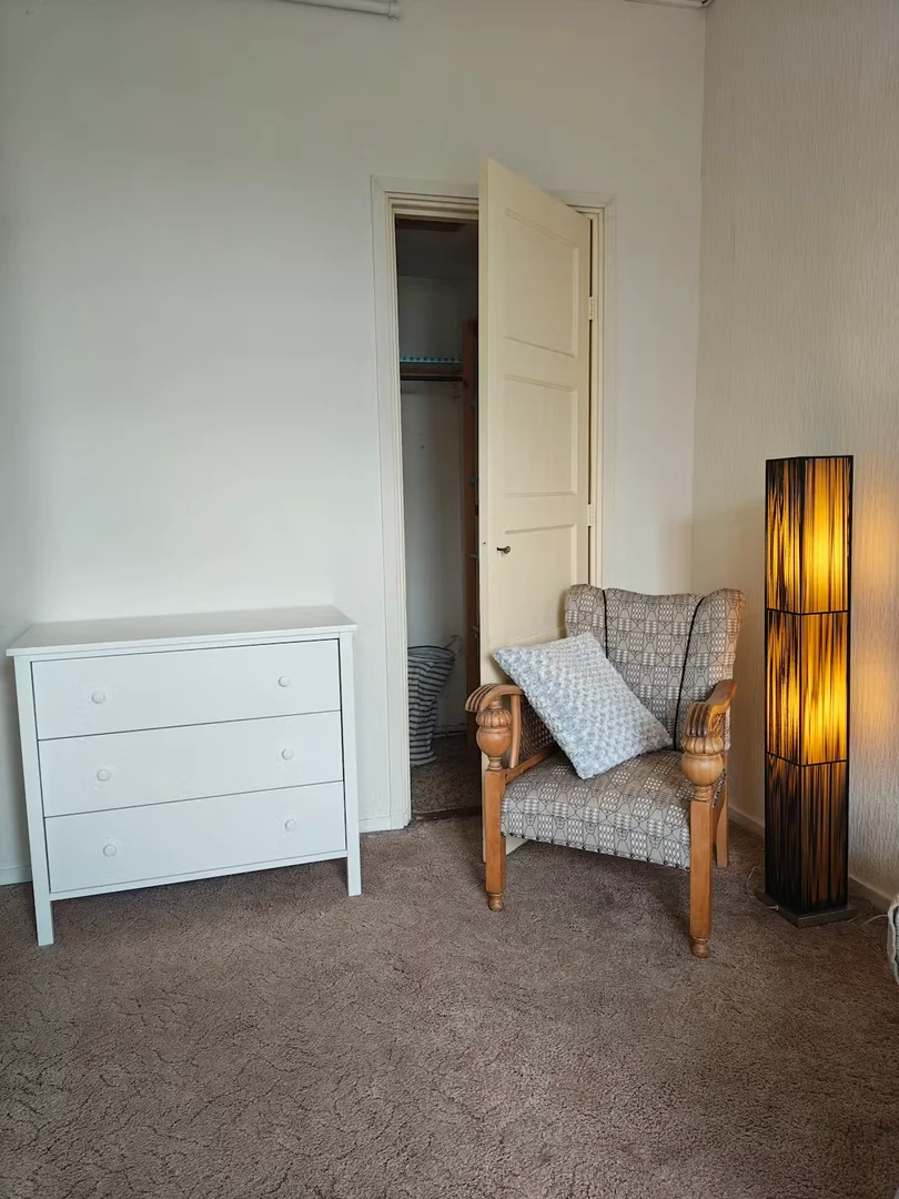 Quarto de estudante confortável e espaçoso em 