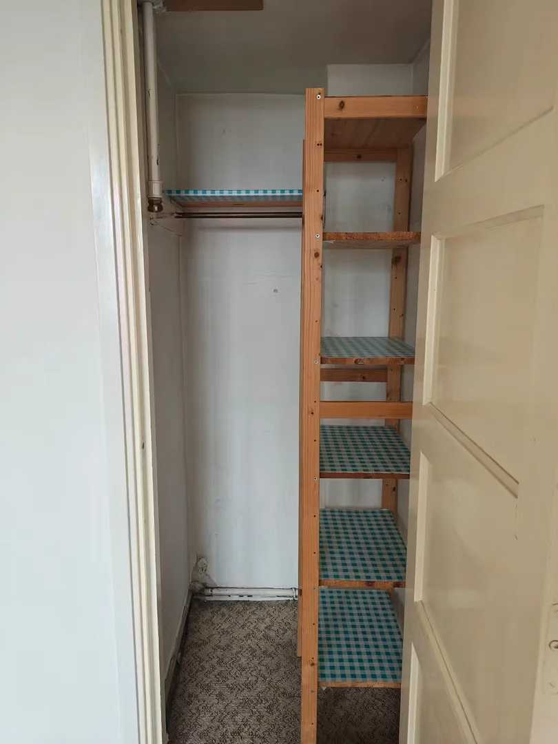 Quarto de estudante luminoso e arejado com acesso fácil à universidade em 