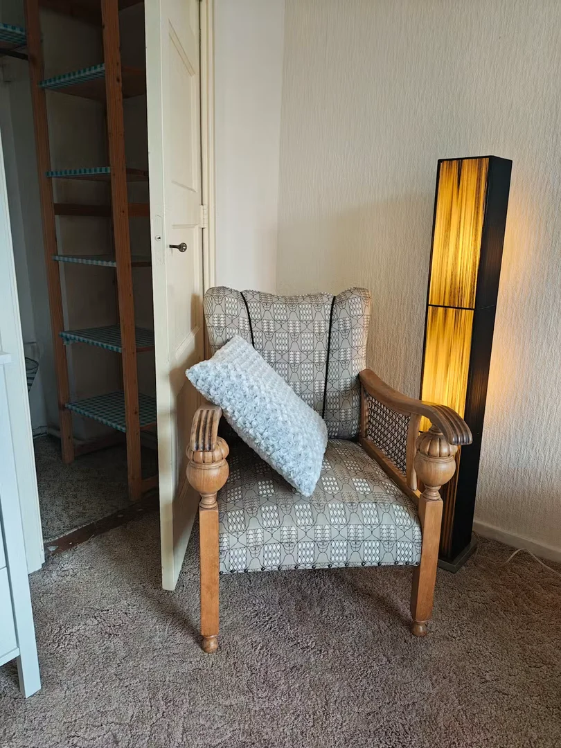 Quarto para alugar em apartamento de estudantes em , totalmente mobilado