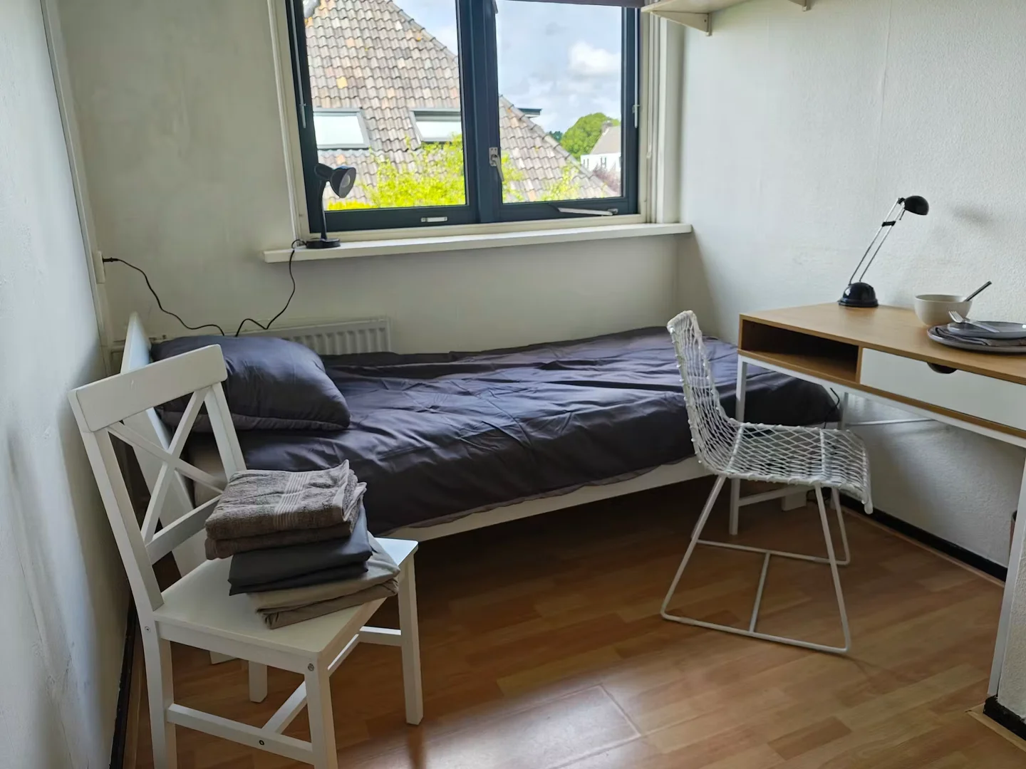 Functional student room perfect for studying in 