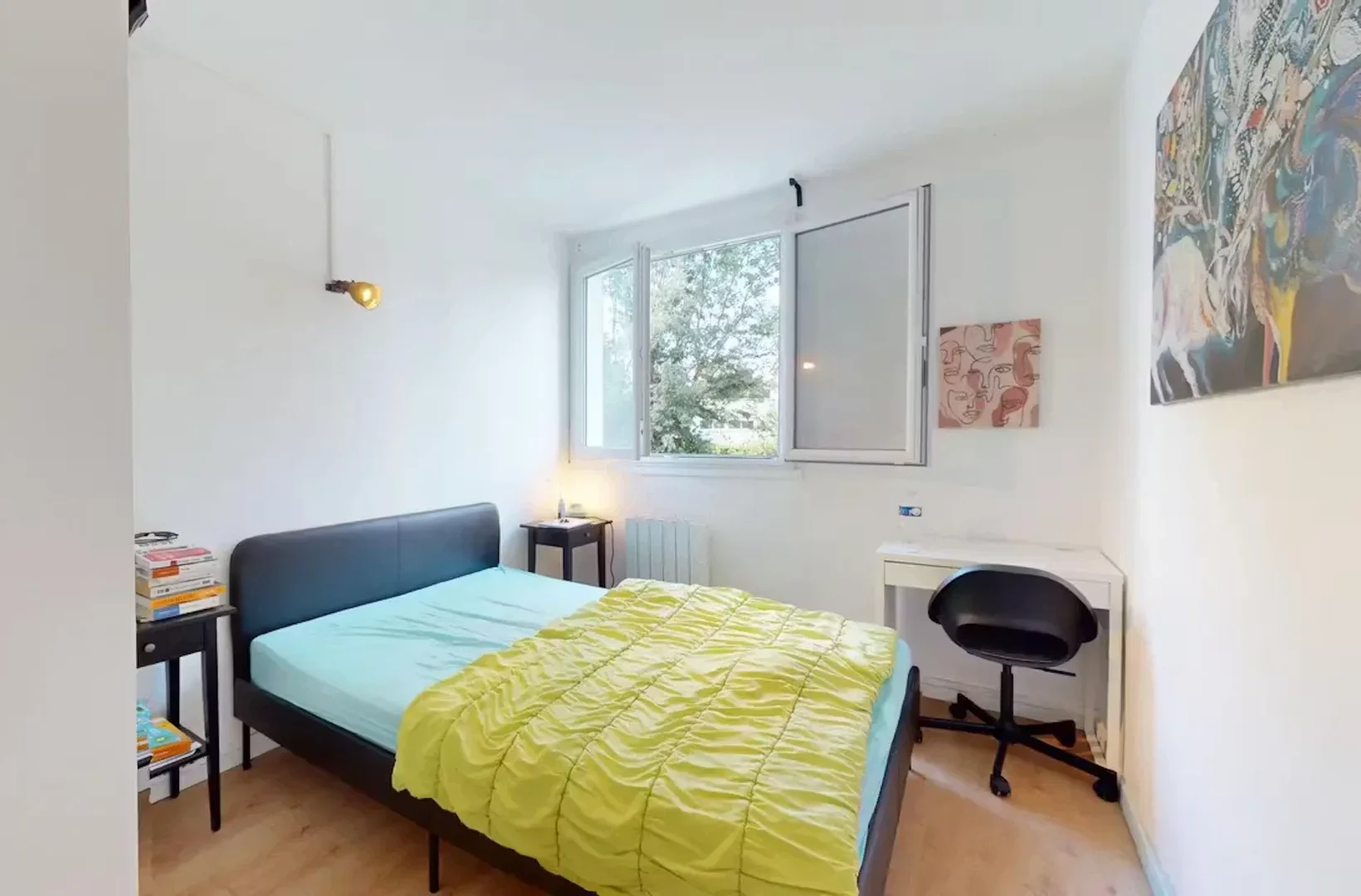 Chambre d'étudiant à  avec espace d'étude et installations communes