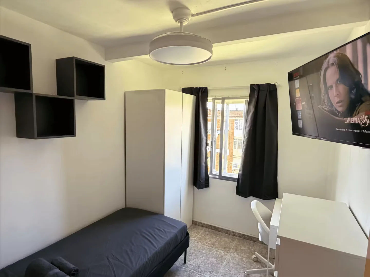 Quarto de estudante confortável e espaçoso em