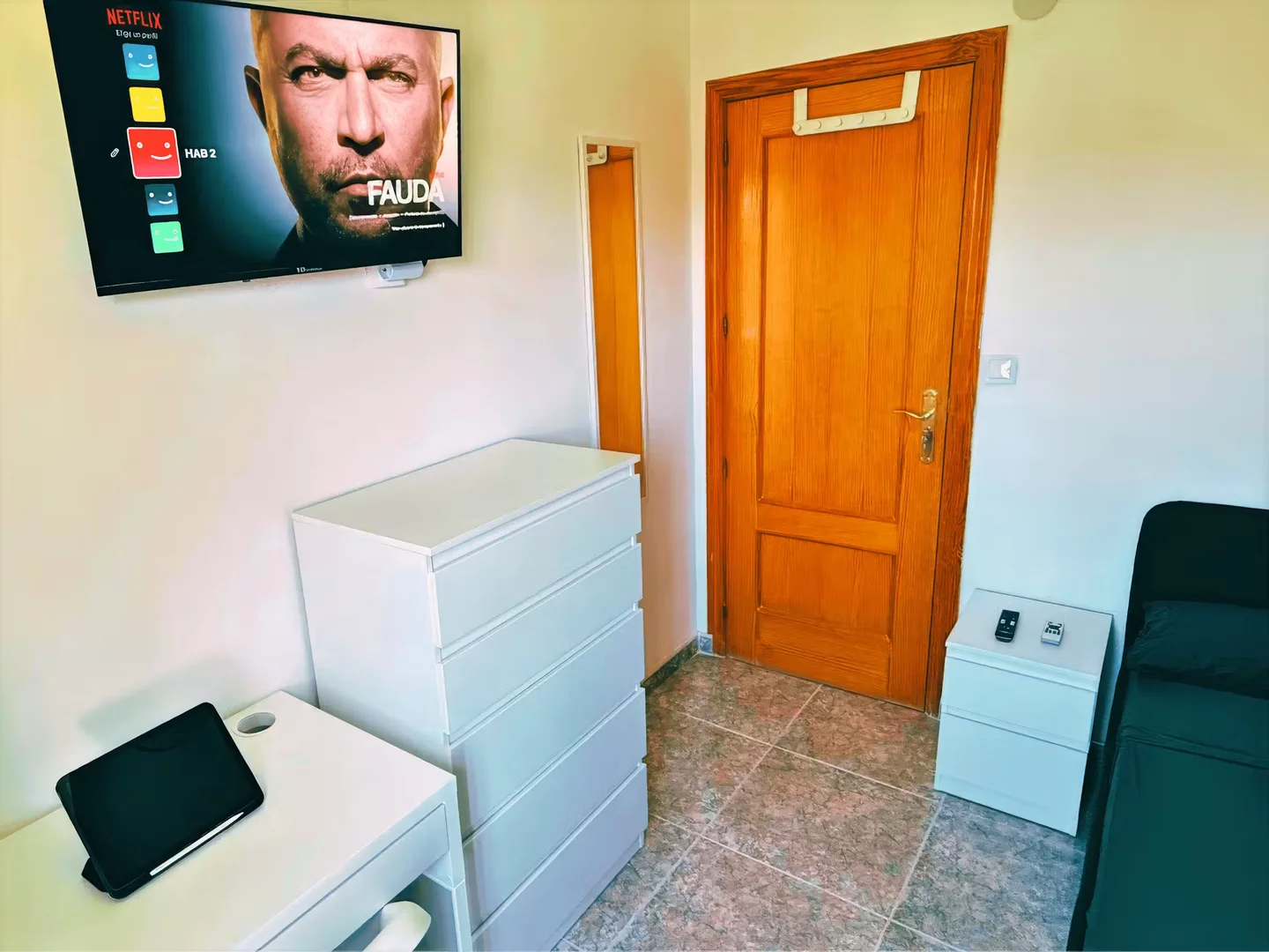 Quarto de estudante em com área de estudo e instalações partilhadas