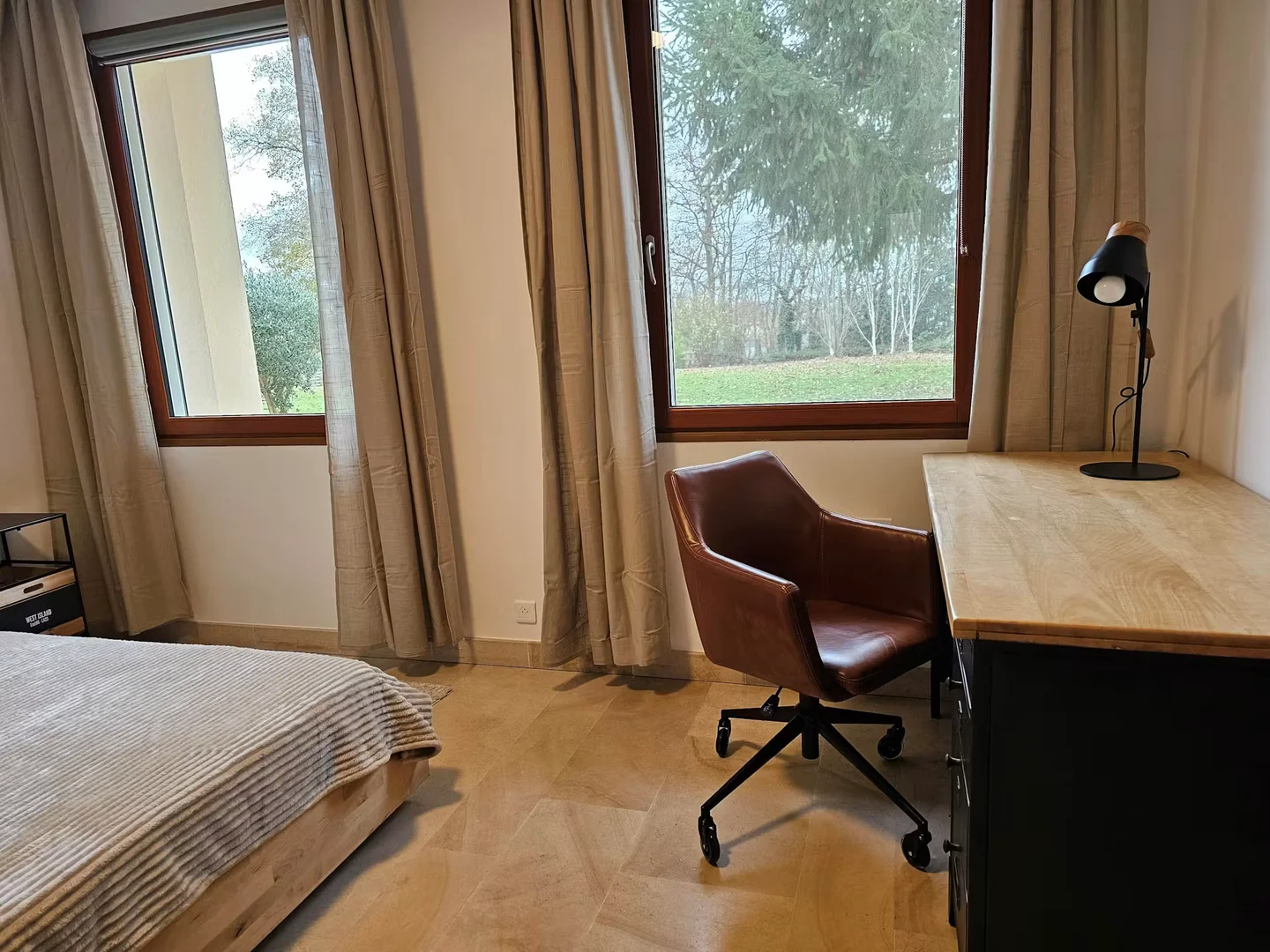 Stanza per studenti luminosa e ariosa con facile accesso all'università a 