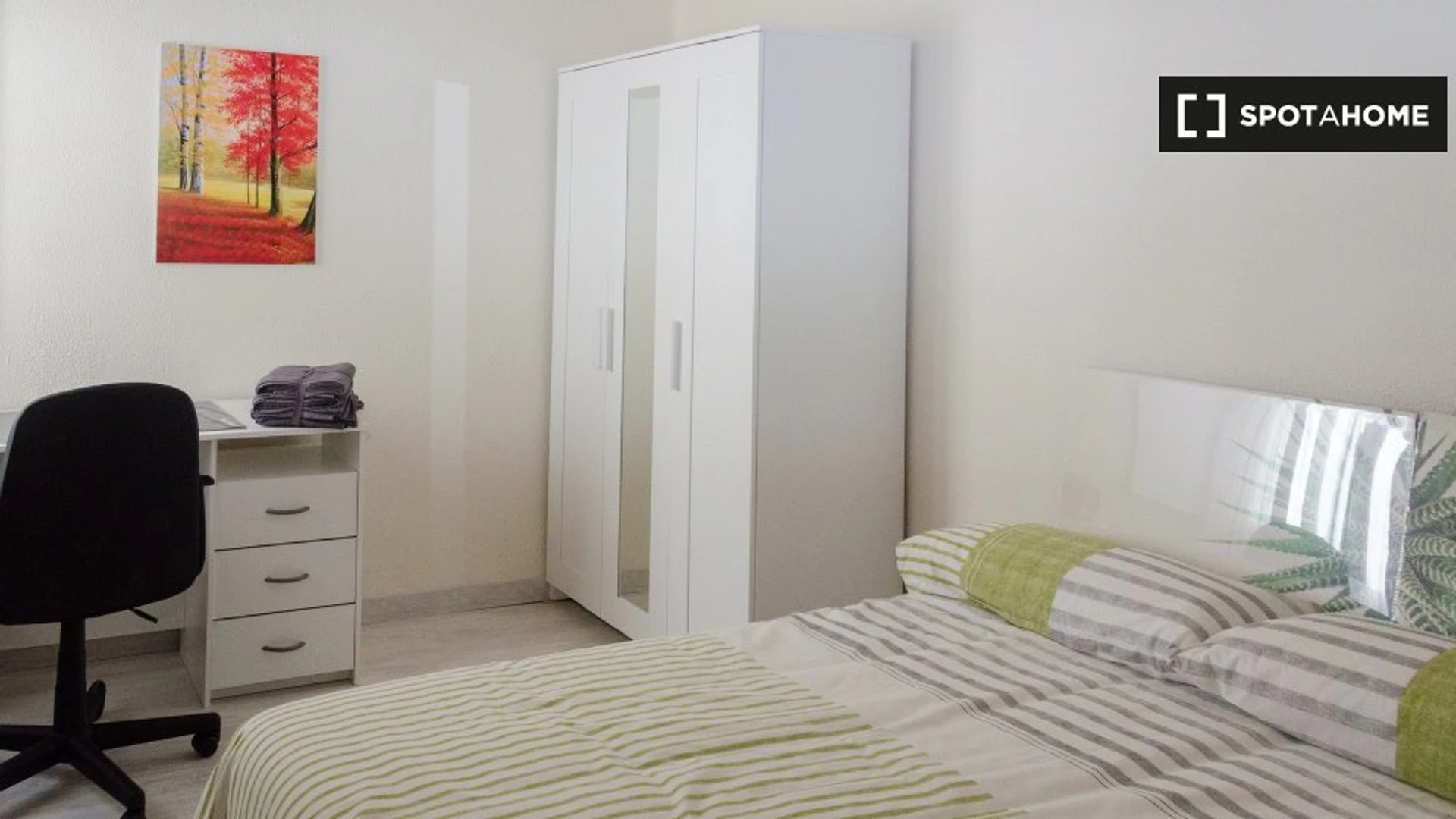 Pokój do wynajęcia we wspólnym mieszkaniu w Oviedo