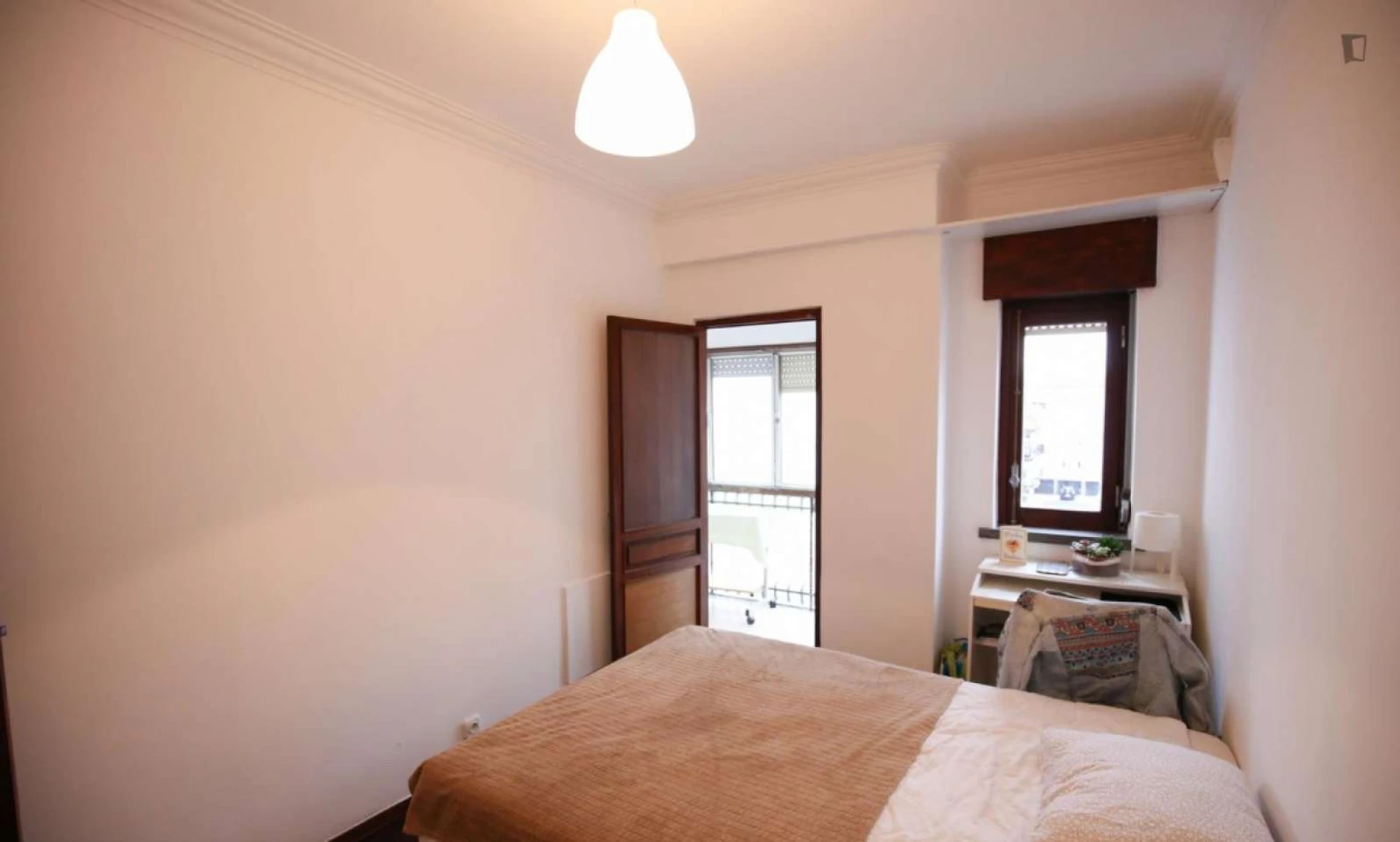 Cheap private room in Carcavelos