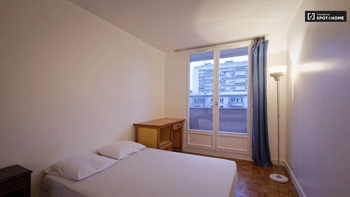 Paris de ortak bir dairede kiralık oda