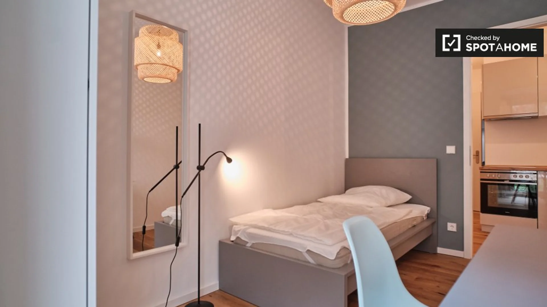 Habitación estudiantil amplia y cómoda en 