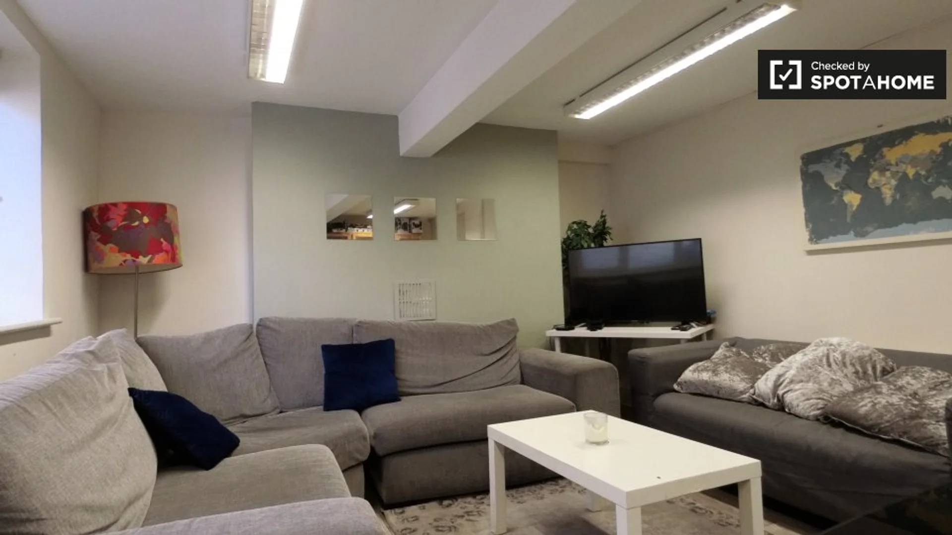 Habitación estudiantil luminosa y aireada con fácil acceso a la universidad en 