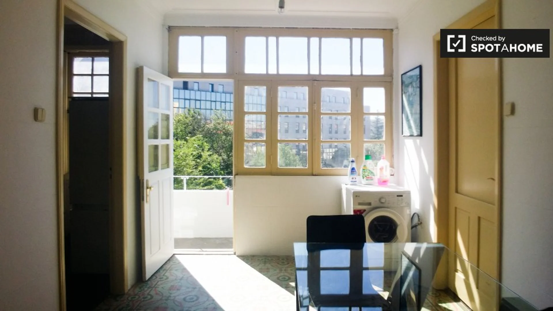 Functional student room perfect for studying in 