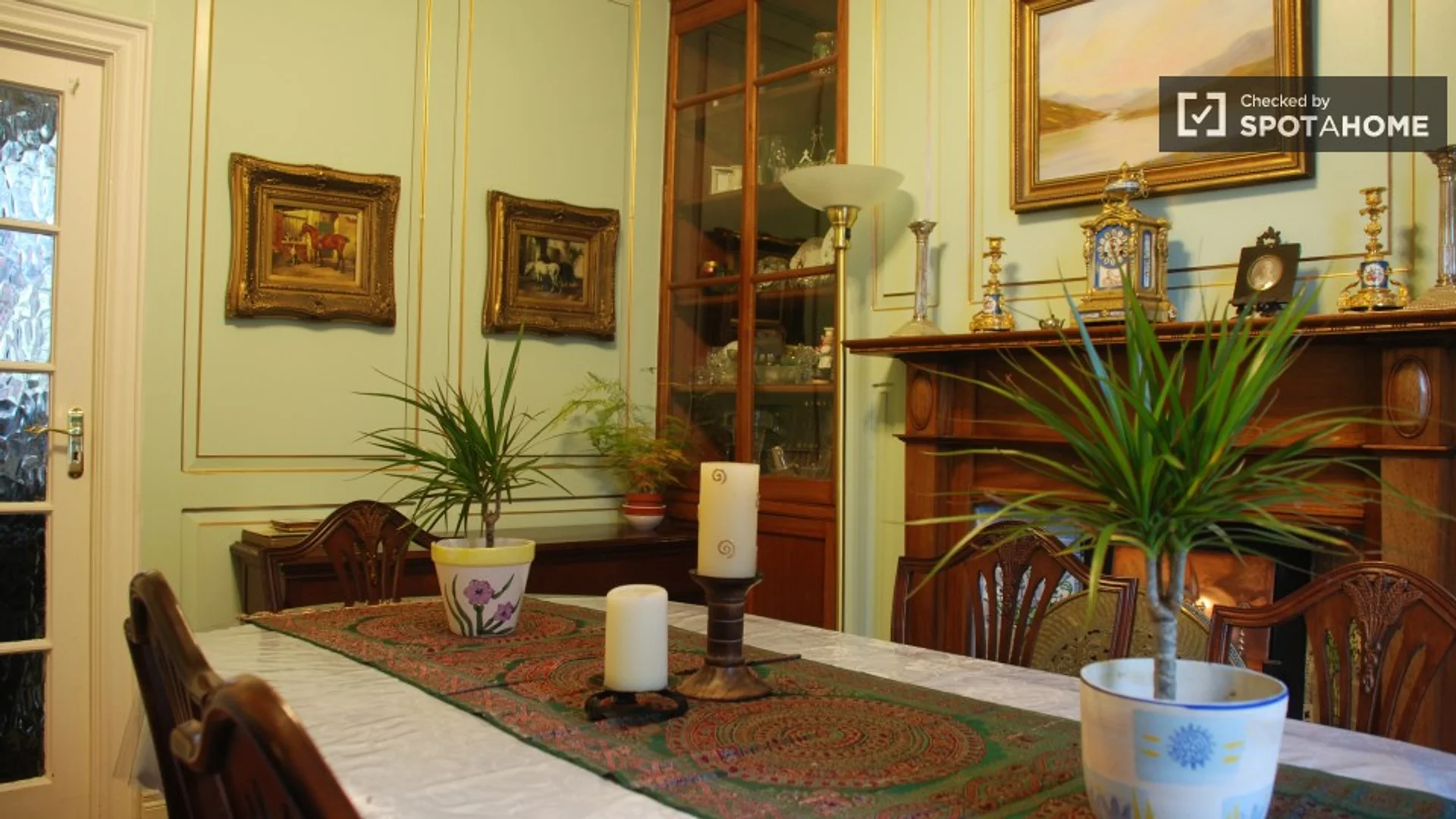 Chambre abordable pour les étudiants avec un bon éclairage dans