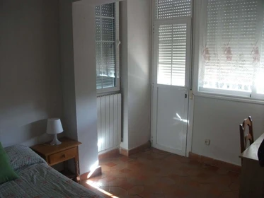 Zimmer zur Miete in einer WG in Villaviciosa-de-odon