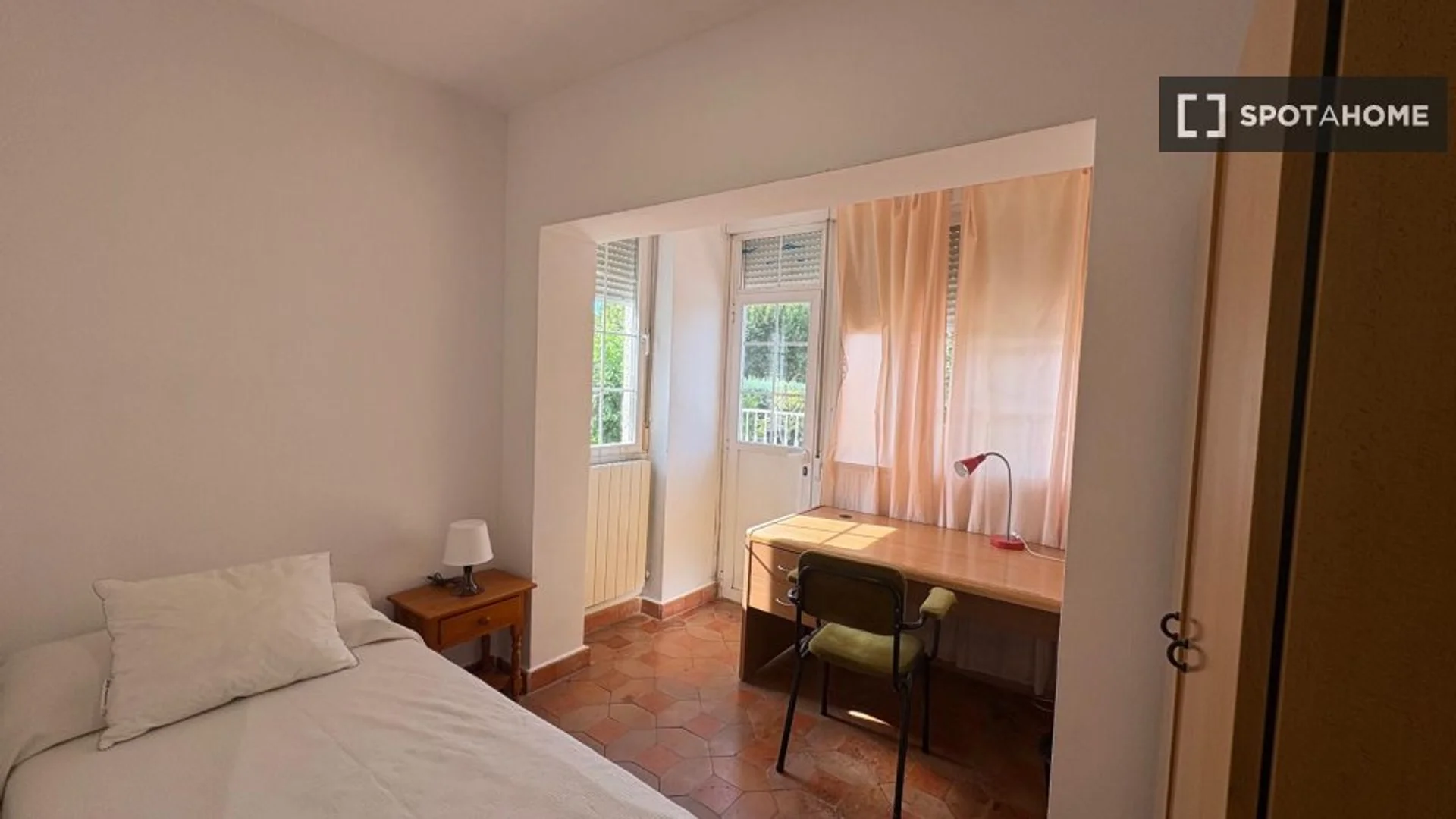 Comfortable and spacious student room in 