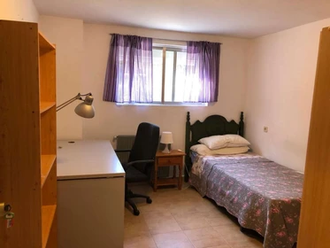 Cheap private room in Villaviciosa-de-odon