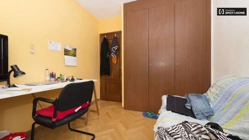 Room for rent with double bed Villaviciosa-de-odon