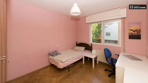 Chambre à louer dans un appartement en colocation à Villaviciosa-de-odon