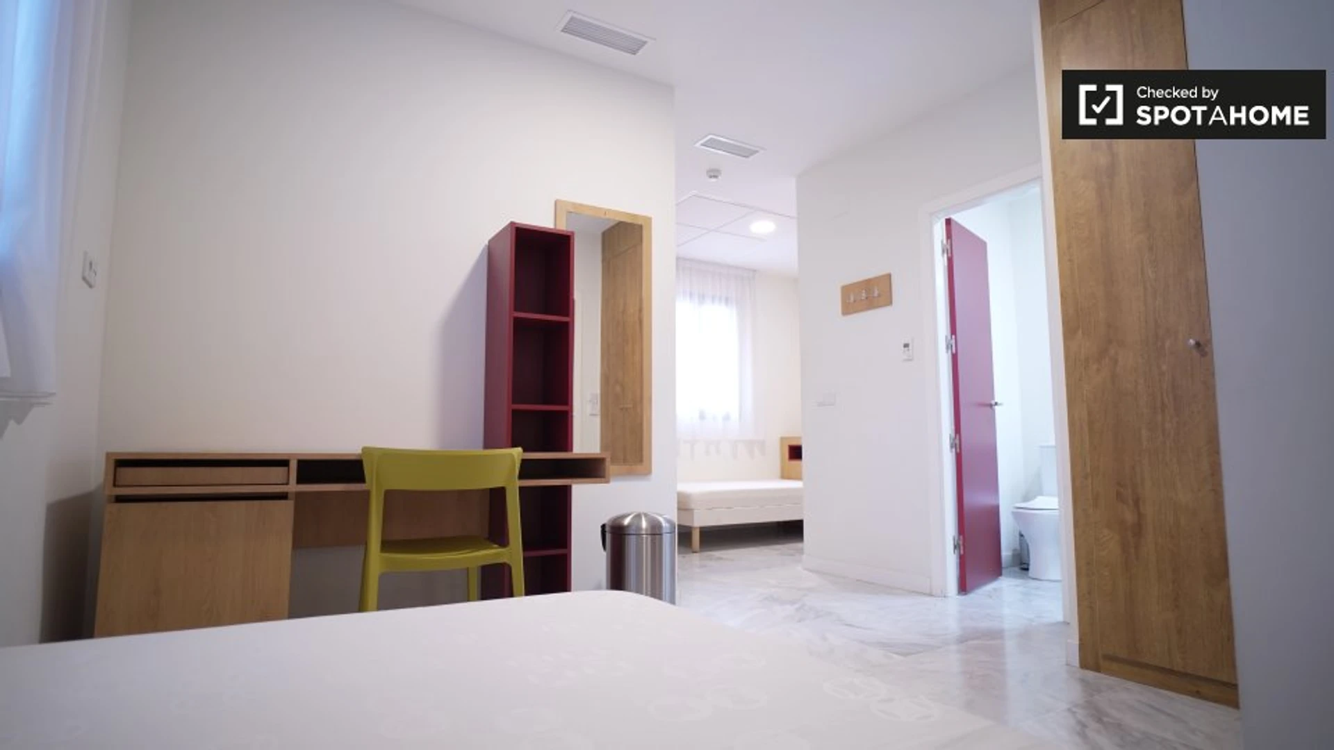 Student-friendly room in  with modern amenities