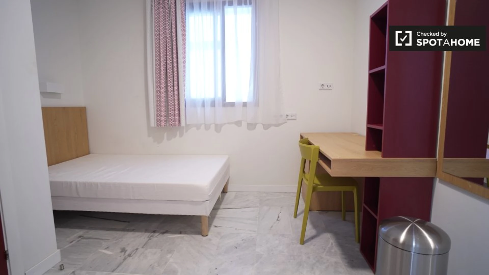 Chambre confortable pour étudiants disponible dans 