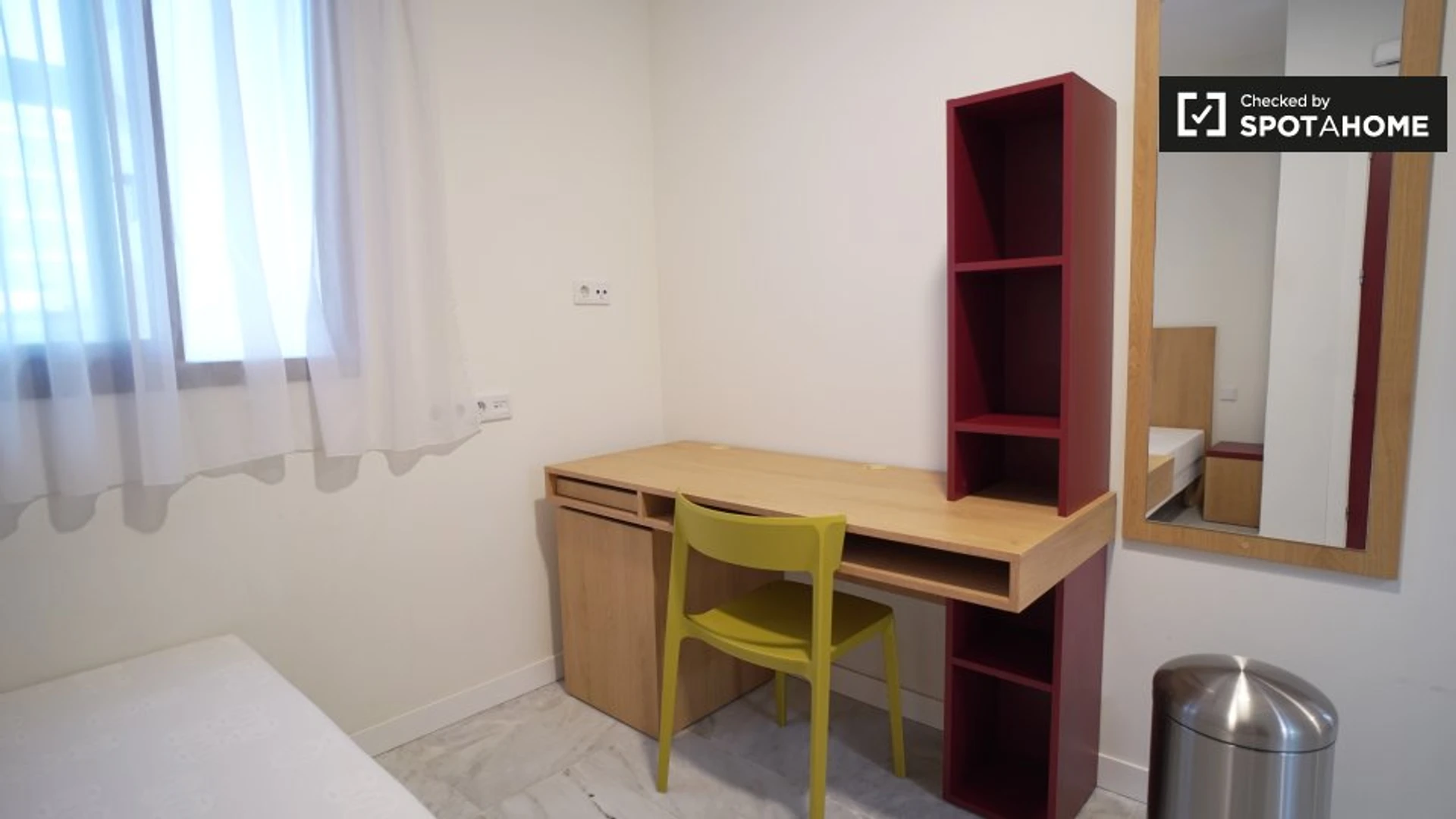 Habitación estudiantil funcional perfecta para estudiar en 