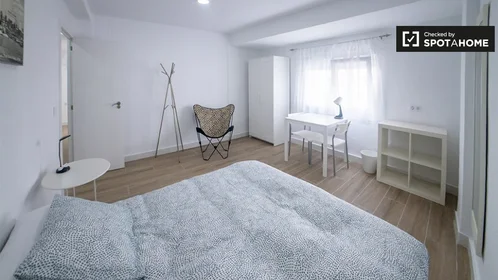 Prywatny pokój Carrer de Lluís Lamarca, obraz 2 18