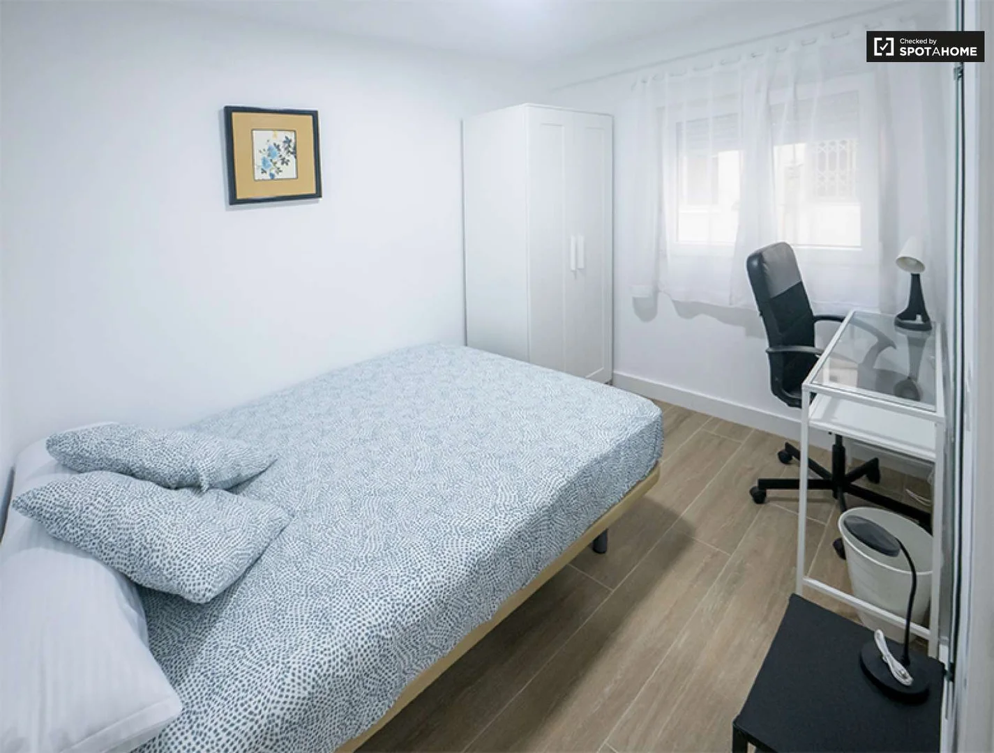 Quarto acessível para estudantes com iluminação ampla em 