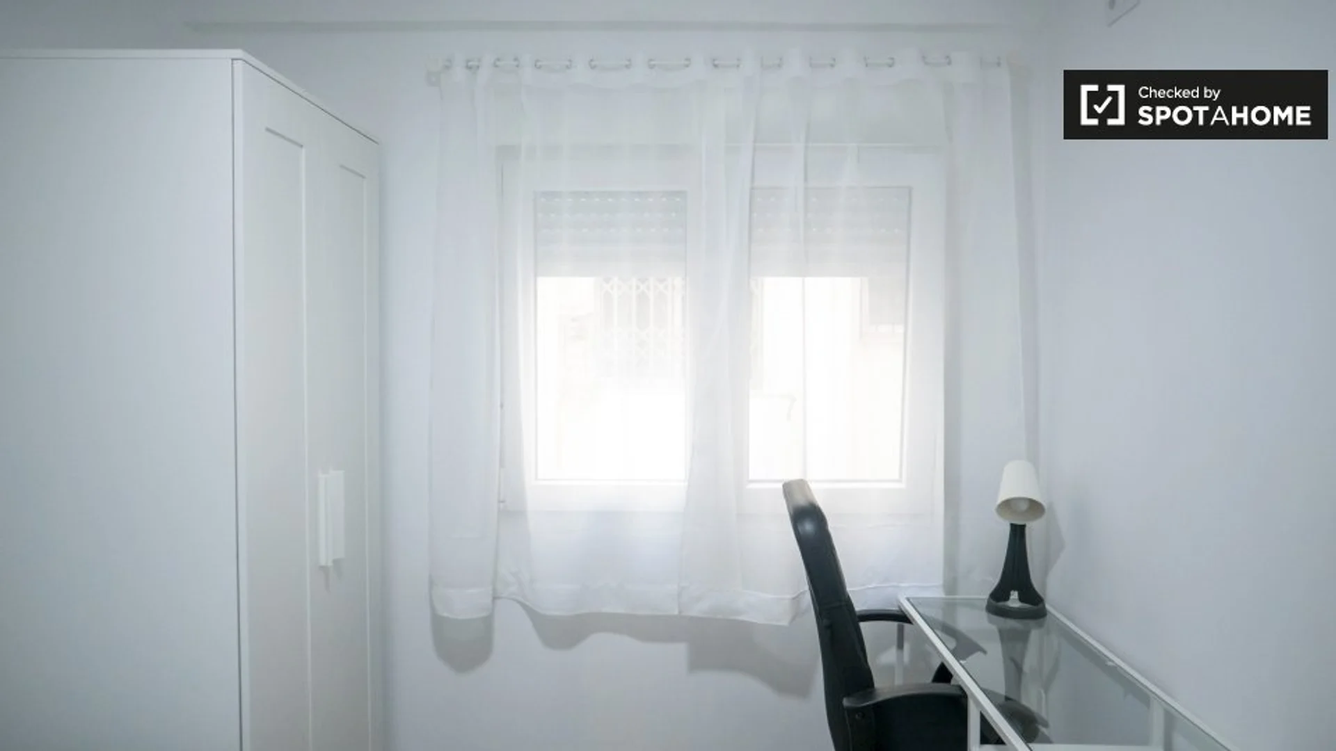 Quarto de estudante económico com localização conveniente em 