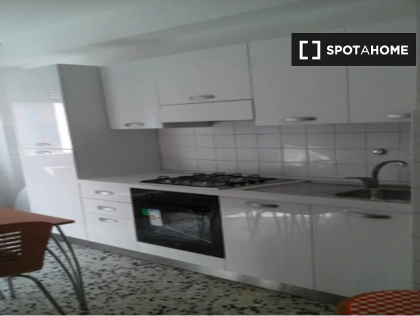 Room for rent in student apartment in , fully furnished