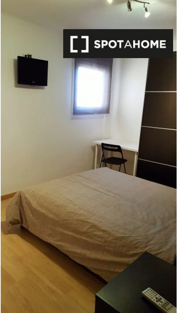 Pokój do wynajęcia z podwójnym łóżkiem w Mataró