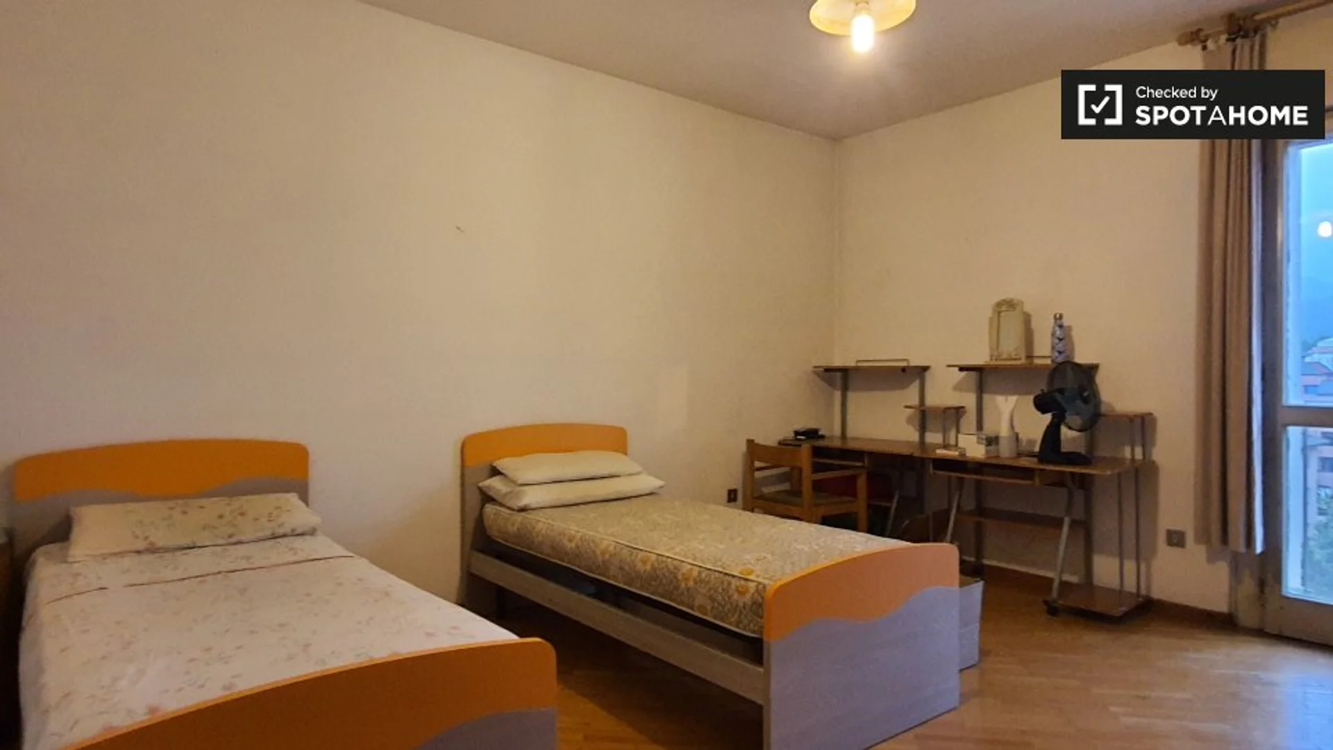 Stanza economica per studenti con ampia illuminazione in