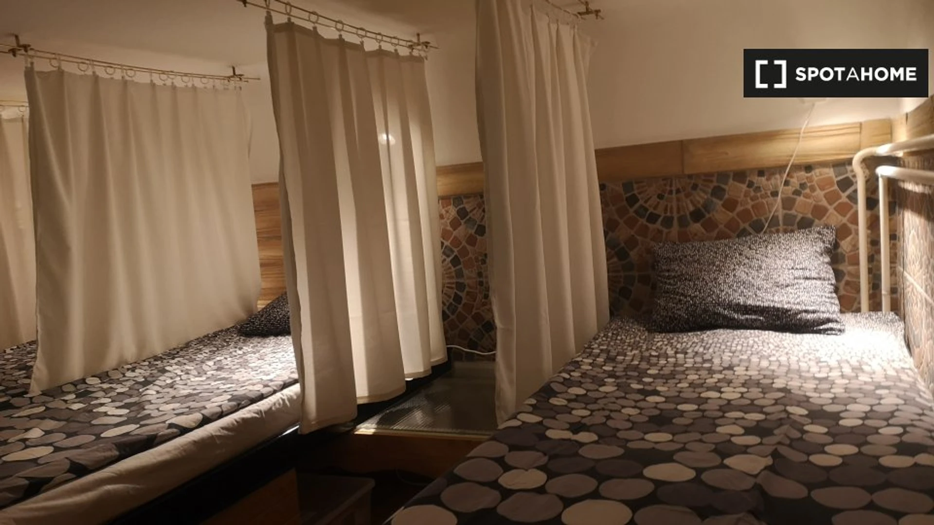 Cheap private room in Budapest