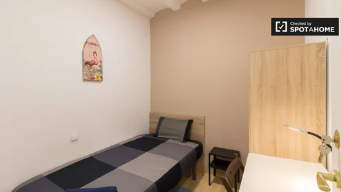 Private room at Carrer de la Lluna, image 2 of 19