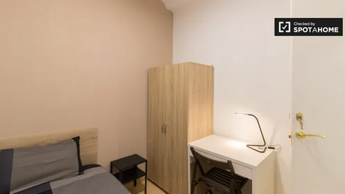Private room at Carrer de la Lluna, image 3 of 19