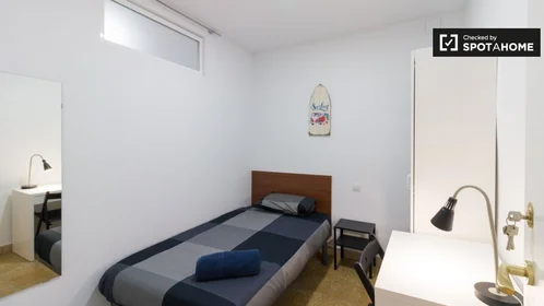 Private room at Carrer de la Lluna, image 4 of 19
