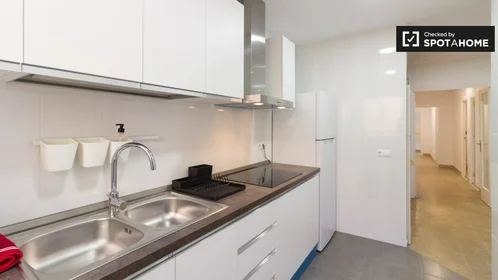 Private room at Carrer de la Lluna, image 10 of 19