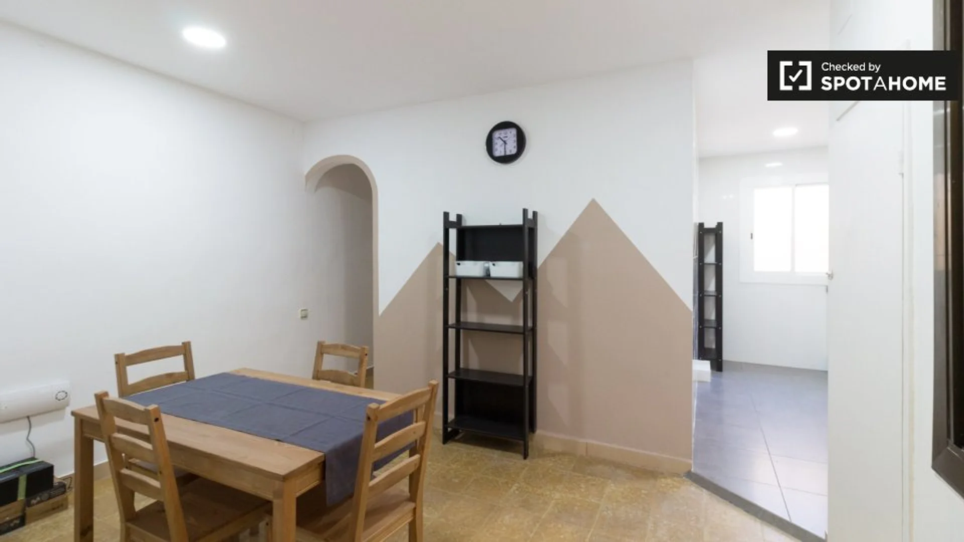 Stanza per studenti luminosa e ariosa con facile accesso all'università a 
