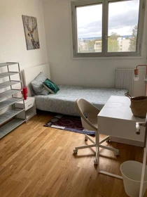 Zimmer mit Doppelbett zu vermieten Cergy