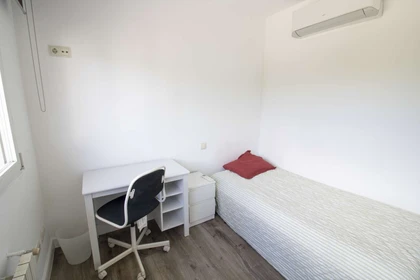 Chambre individuelle lumineuse à Pozuelo-de-alarcon