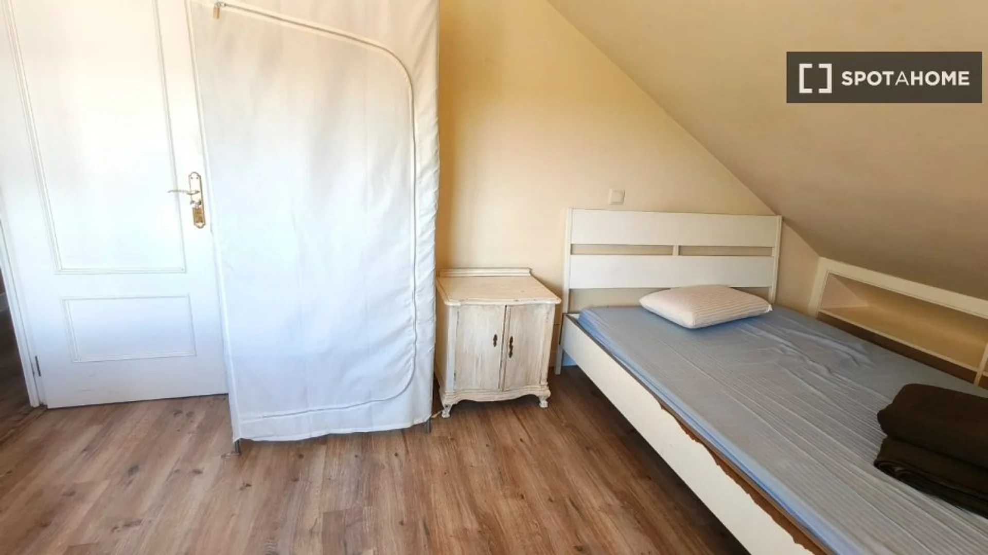 Camera per studenti in  con area studio e servizi in comune