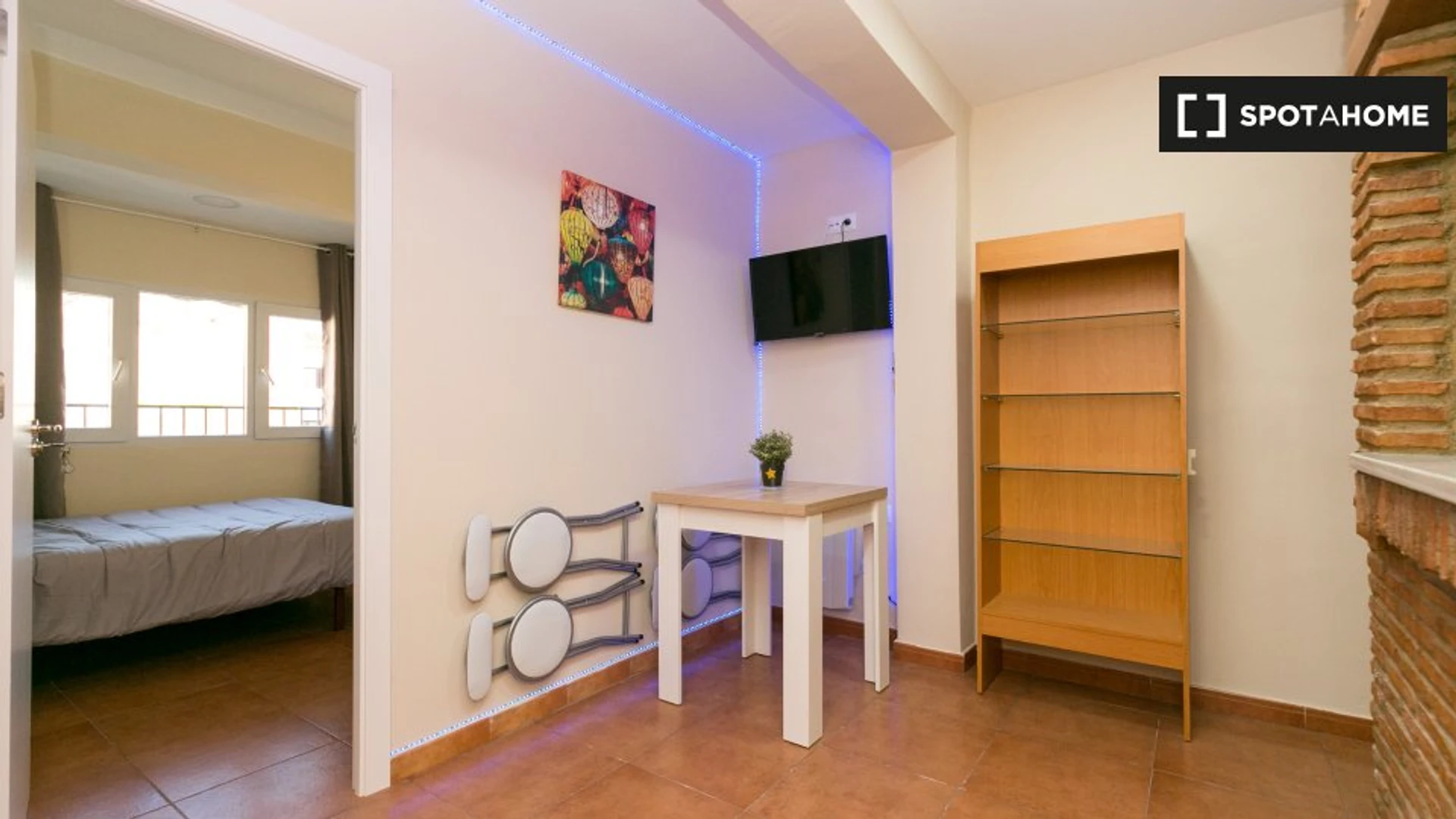 Bright private room in Granada
