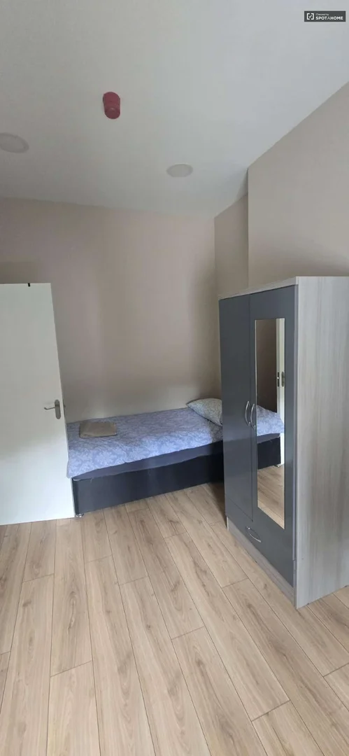Quarto de estudante luminoso e arejado com acesso fácil à universidade em 