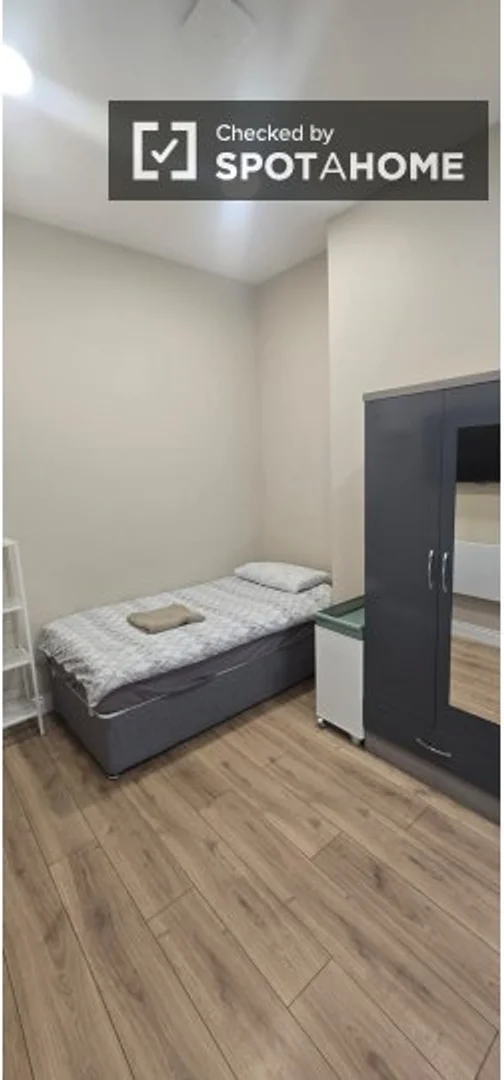 Quarto para alugar em apartamento de estudantes em , totalmente mobilado